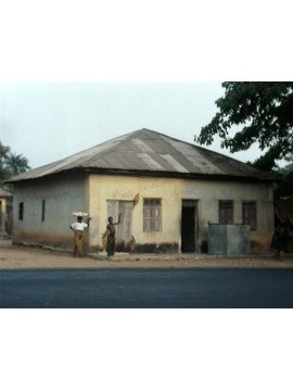 UN DIEU AU BORD DE LA ROUTE